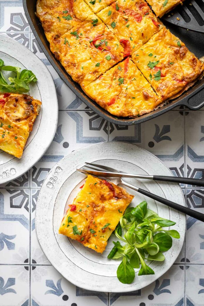 Tortilla Española (Spanische Tortilla) mit roter Paprika