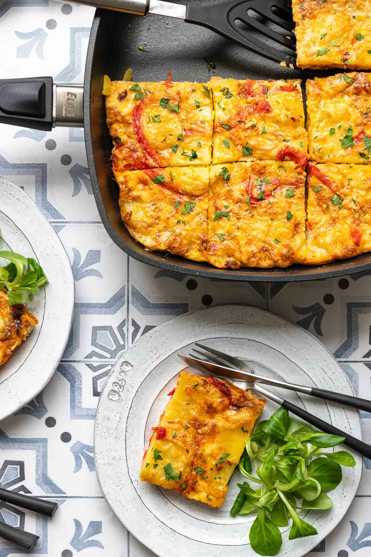 Tortilla Española auf Teller (Spanische Tortilla) mit roter Paprika