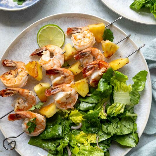 Garnelen-Ananas Spieße mit Kokos &amp; Limetten | Rezept | Elle Republic