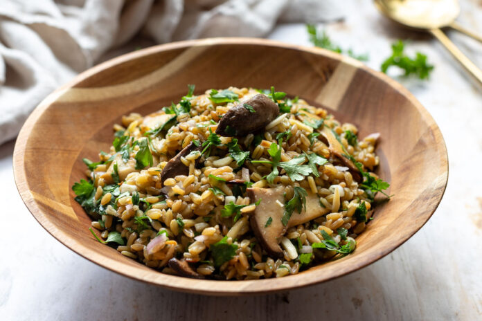 Grünkernsalat mit Pilzen &amp; Miso-Dressing | Rezept | Elle Republic