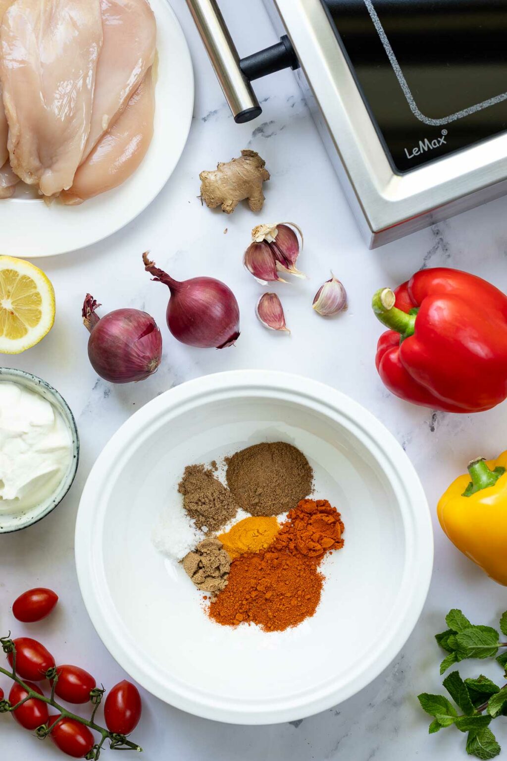 Tandoori Hähnchenspieße mit Minz-Joghurt-Dip | Rezept | Elle Republic