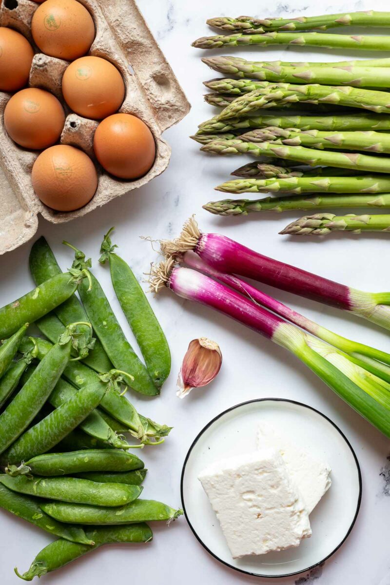 Grüne Spargel-Frittata mit Erbsen &amp; Feta | Rezept | Elle Republic