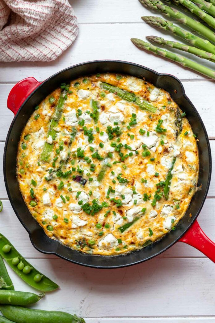 Grüne Spargel-Frittata mit Erbsen & Feta