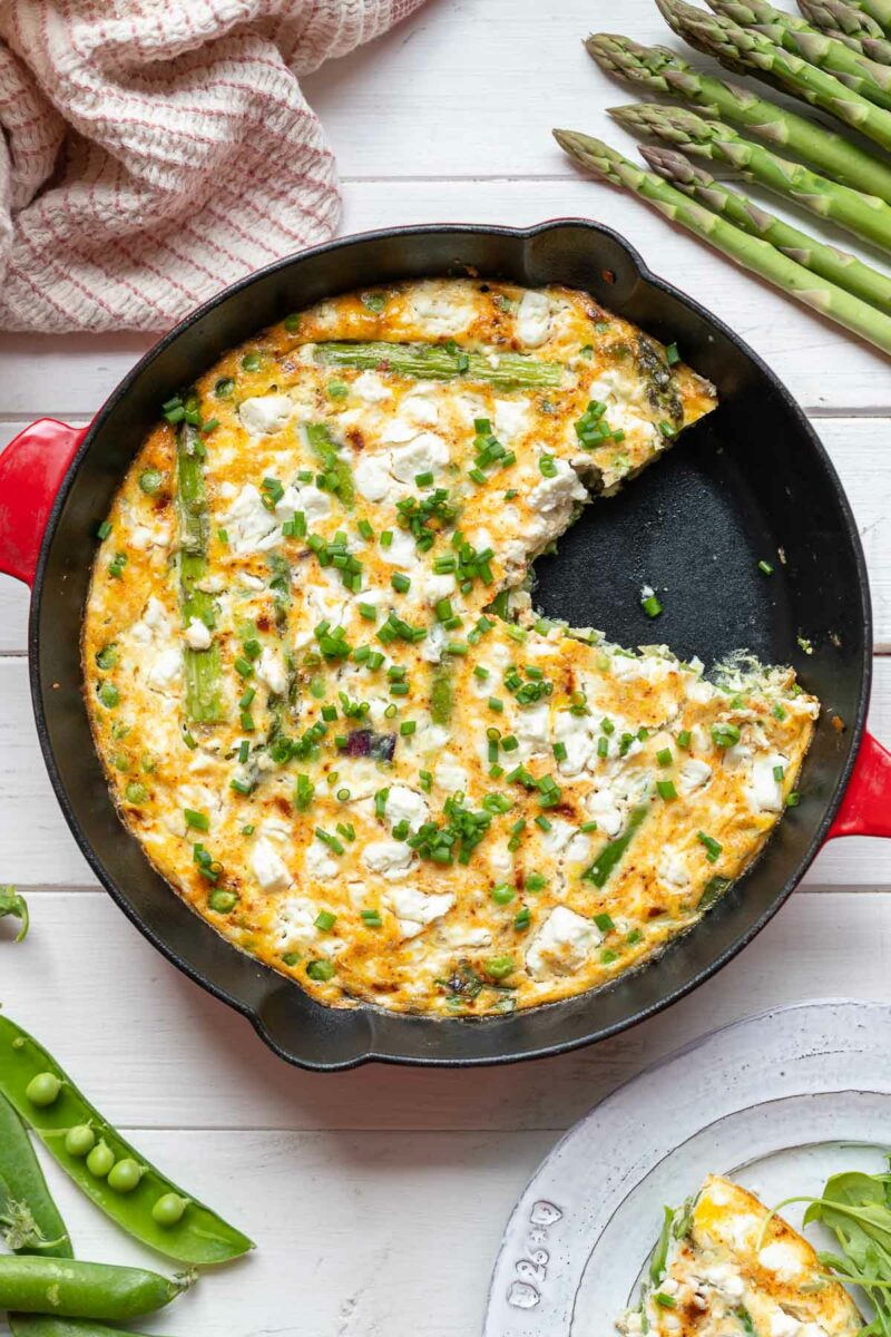 Grüne Spargel-Frittata mit Erbsen & Feta | Rezept | Elle Republic Grüne Spargel-Frittata mit Erbsen & Feta | Rezept | Elle Republic