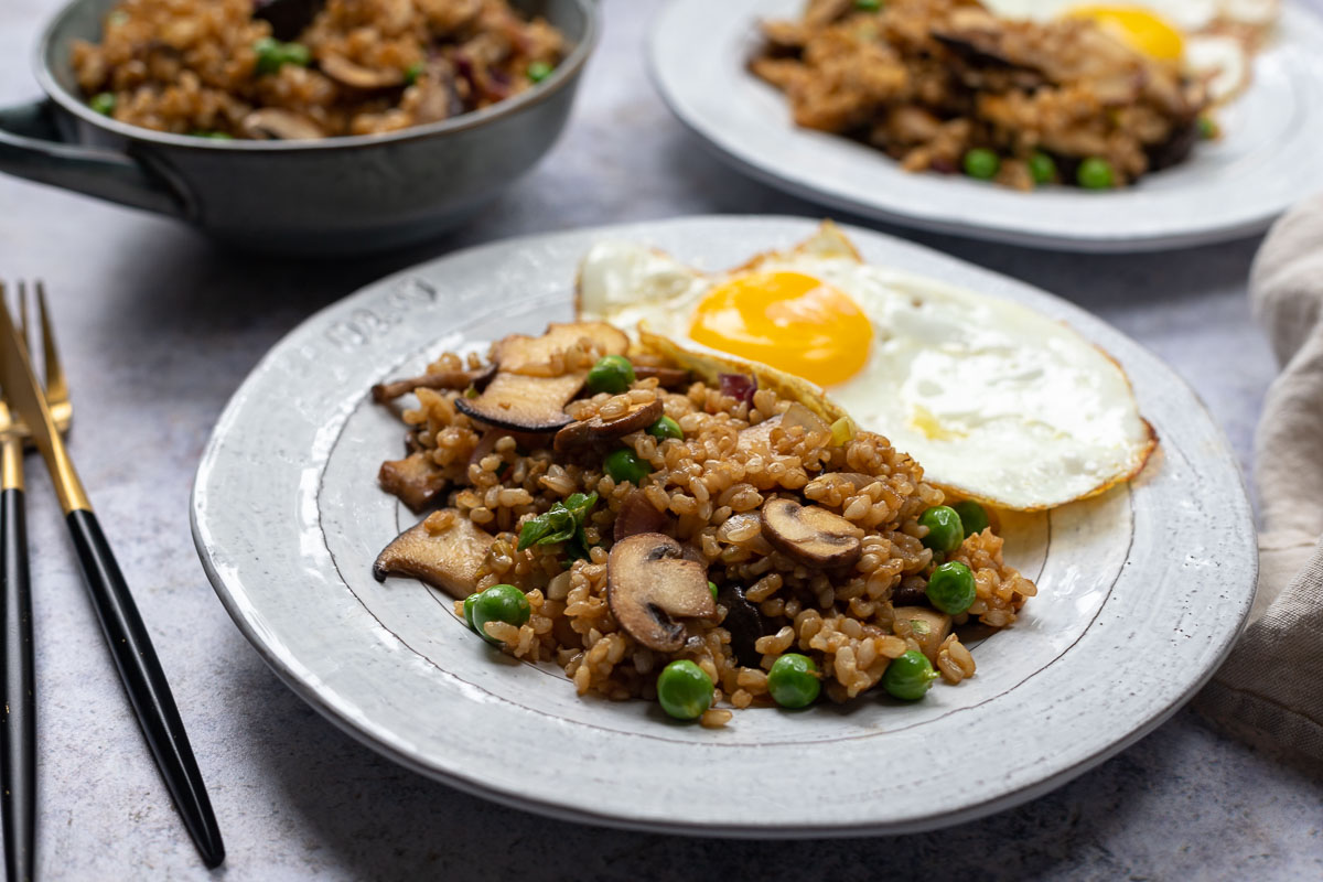 Gebratener Reis mit Pilzen & Erbsen mit Spiegelei Rezept