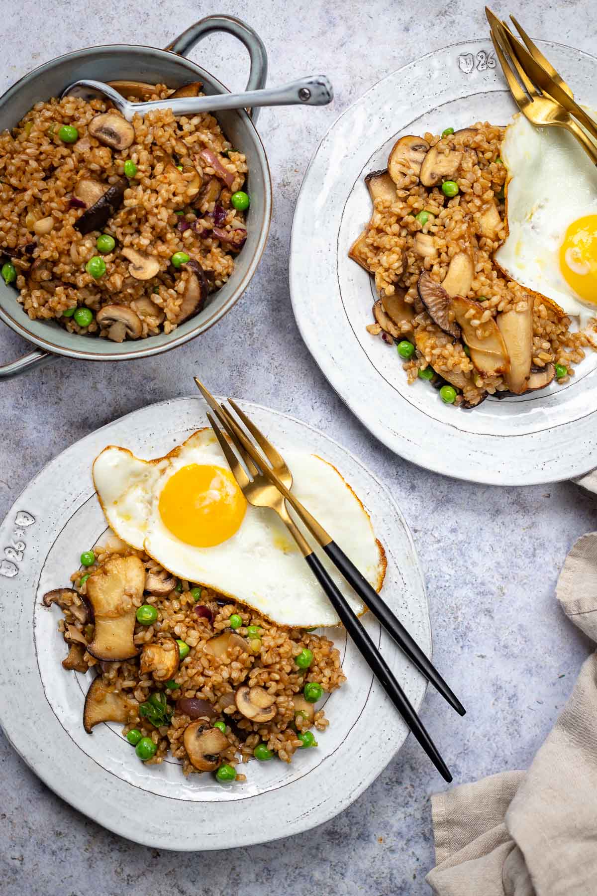 Gebratener Reis mit Pilzen & Erbsen mit Spiegelei Rezept