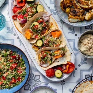 Hähnchen Schawarma Rezept mit Tabouleh, Fladenbrot, Hummus and Joghurt Sauce