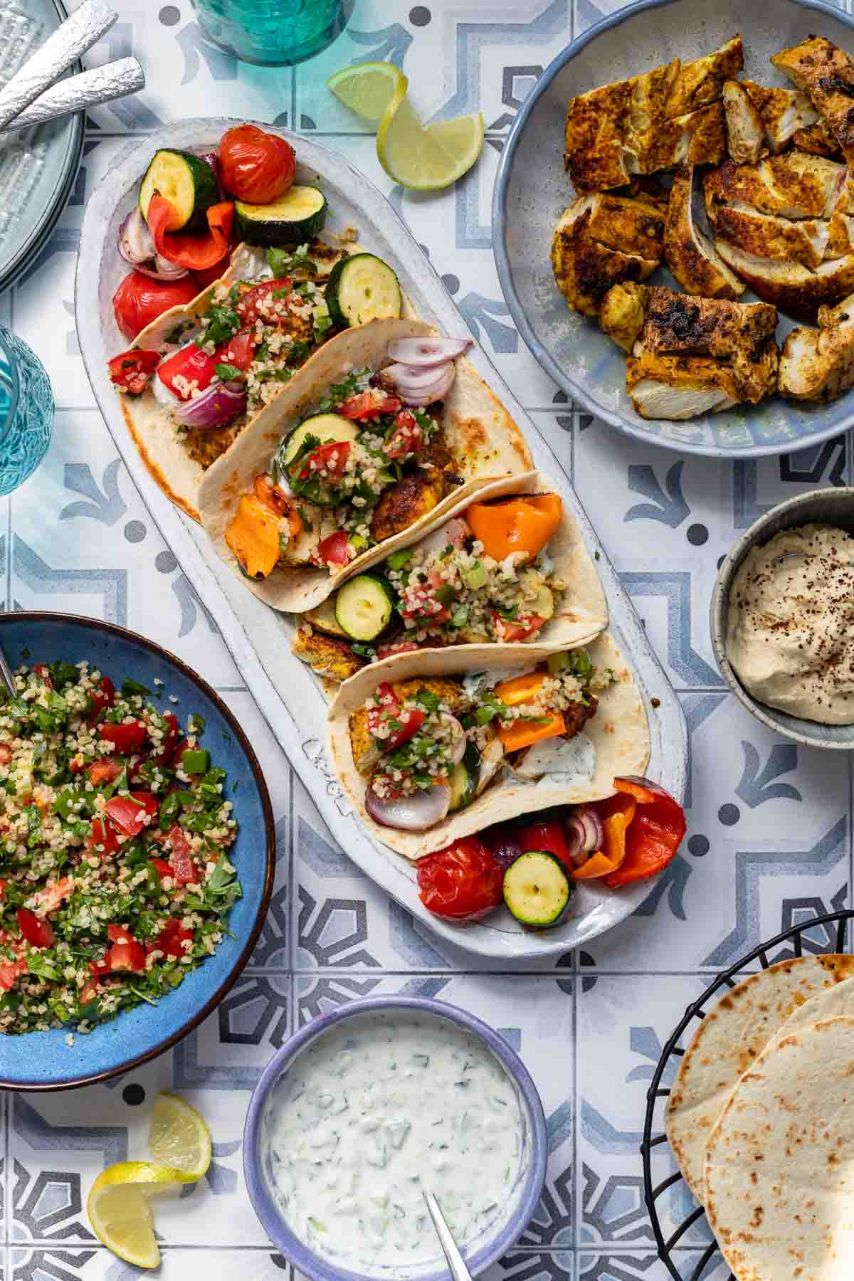 Hähnchen Schawarma Rezept mit Tabouleh, Fladenbrot, Hummus and Joghurt Sauce - Trend Selberkochen