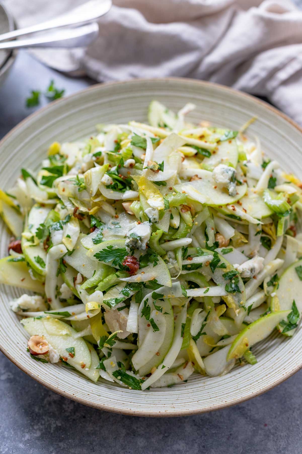 Stangensellerie Salat mit Apfel &amp; Roquefort | Rezept | Elle Republic