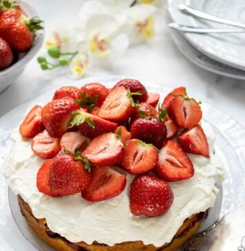 Zitronen-Joghurt-Kuchen mit Erdbeeren