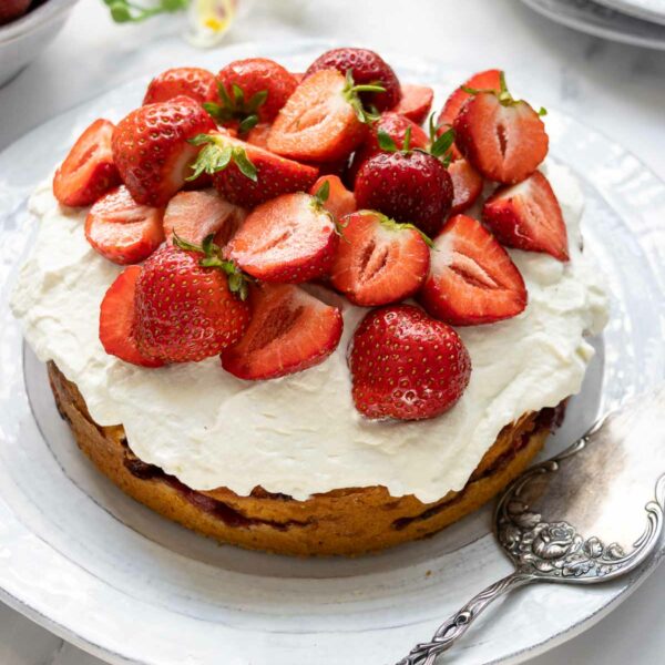 Zitronen-Joghurt-Kuchen mit Erdbeeren | Rezept | Elle Republic