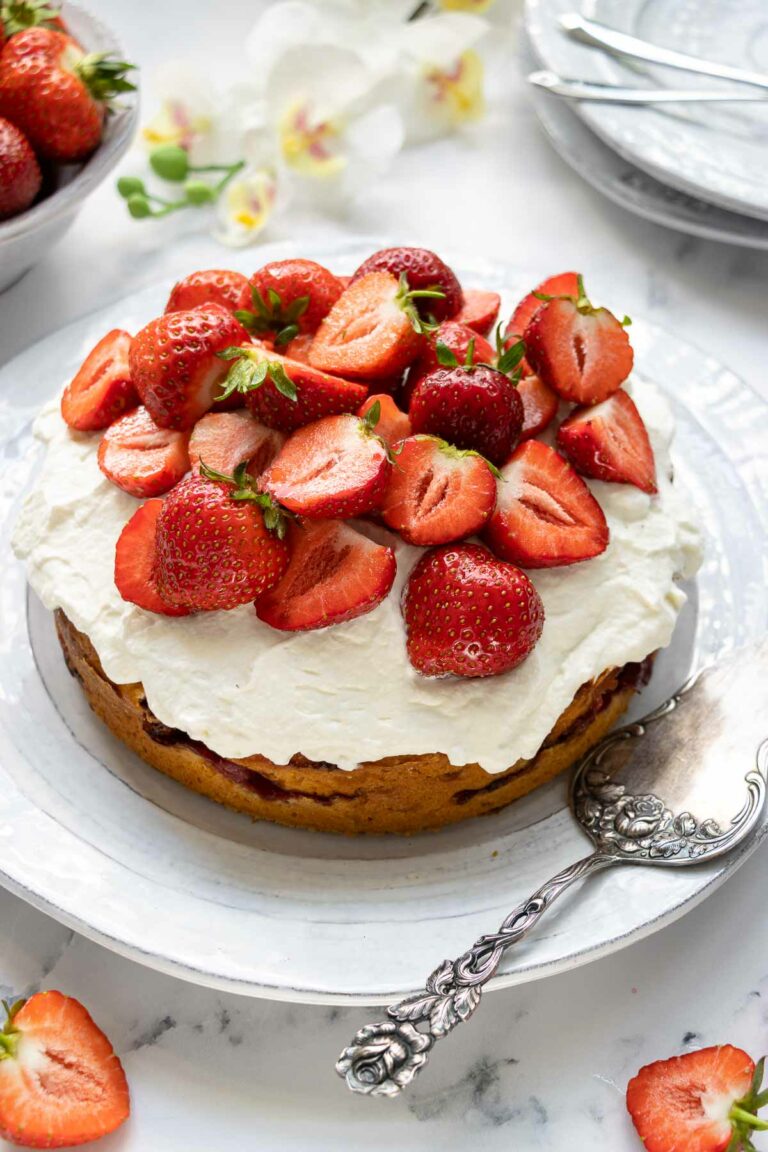 Zitronen-Joghurt-Kuchen mit Erdbeeren