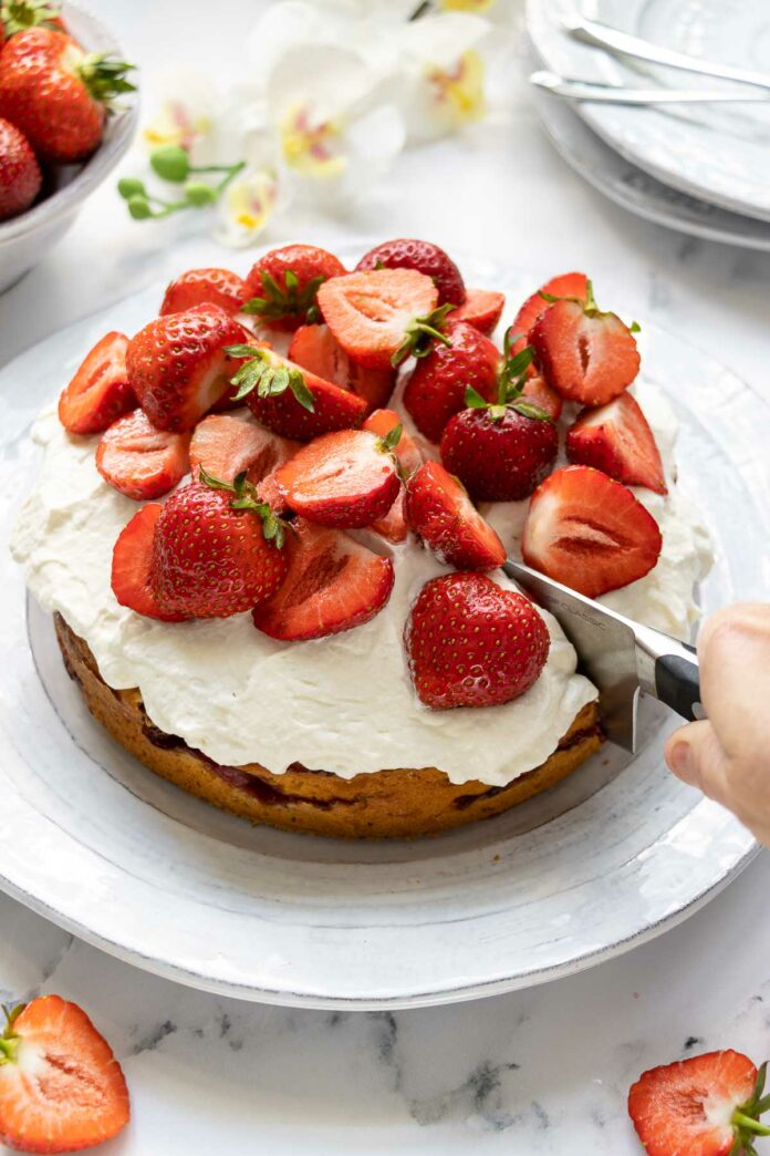Zitronen-Joghurt-Kuchen mit Erdbeeren | Rezept | Elle Republic