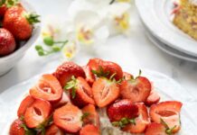 Zitronen-Joghurt-Kuchen mit Erdbeeren