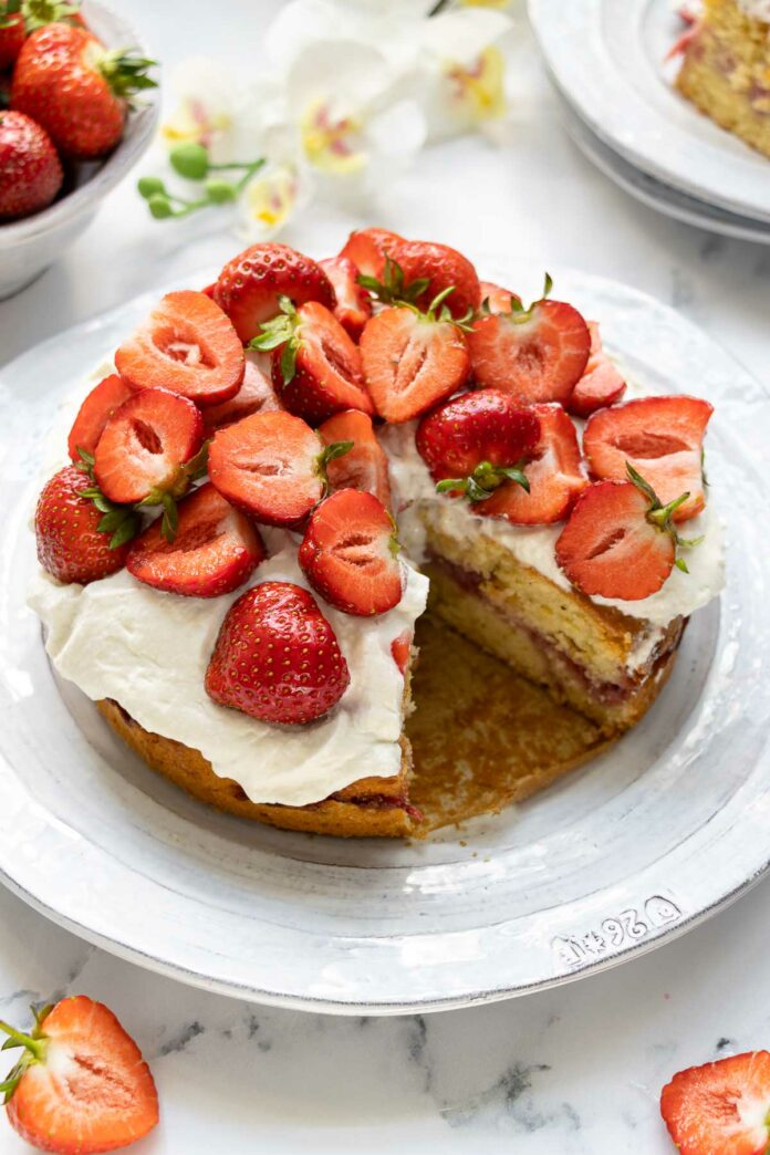 Zitronen-Joghurt-Kuchen mit Erdbeeren