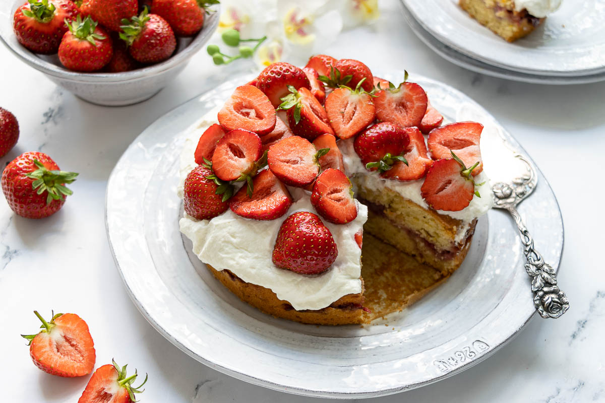 Zitronen-Joghurt-Kuchen mit Erdbeeren