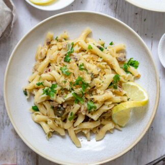 Pasta mit Sardinen, Zitrone, Kapern & Brotkrümel Rezept