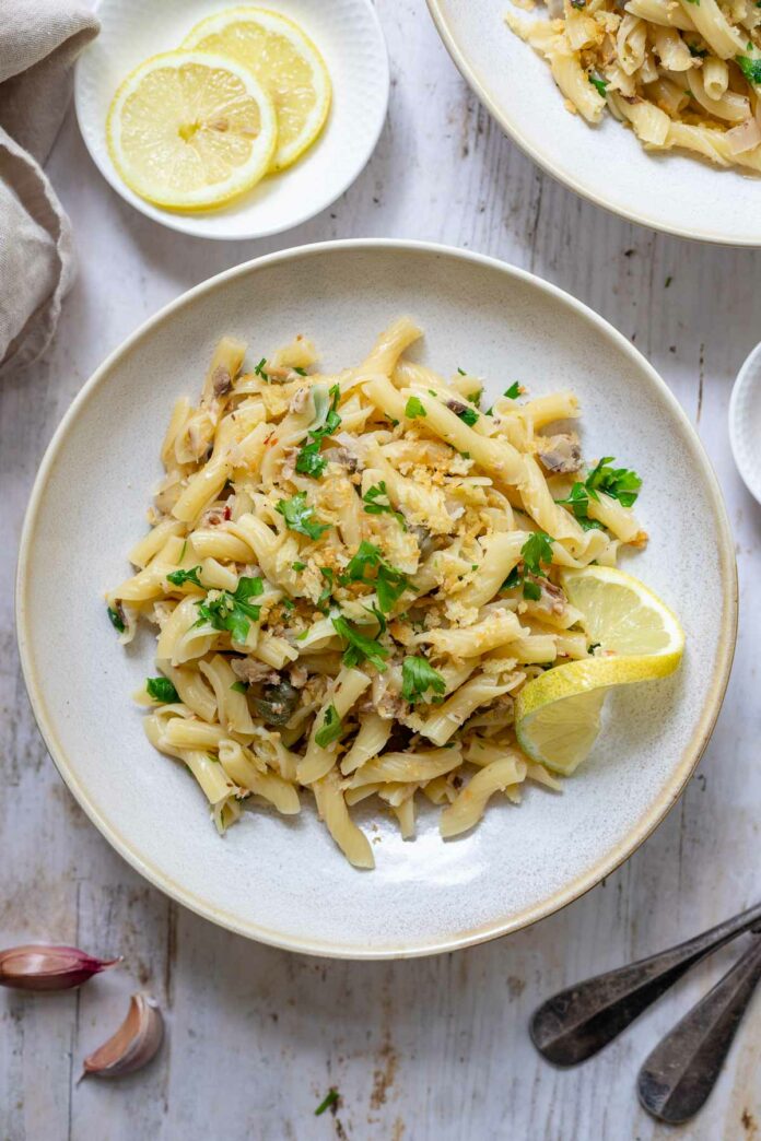 Pasta mit Sardinen, Zitrone, Kapern & Brotkrümel Rezept