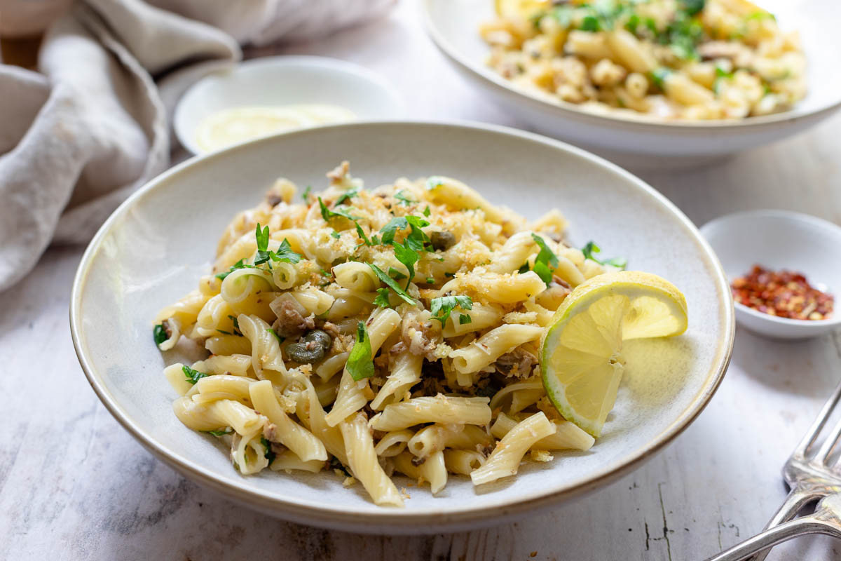 Pasta mit Sardinen, Zitrone, Kapern & Brotkrümel Rezept