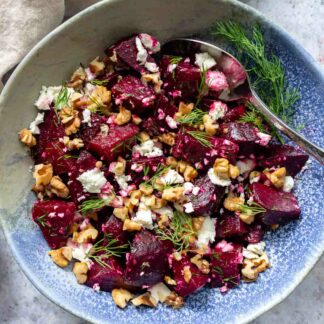 Rote Bete Salat mit Fetakäse und Walnüssen