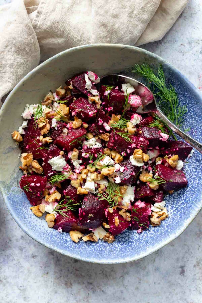 Rote Bete Salat mit Fetakäse und Walnüssen Rezept als Gesunde Gemüse im Herbst
