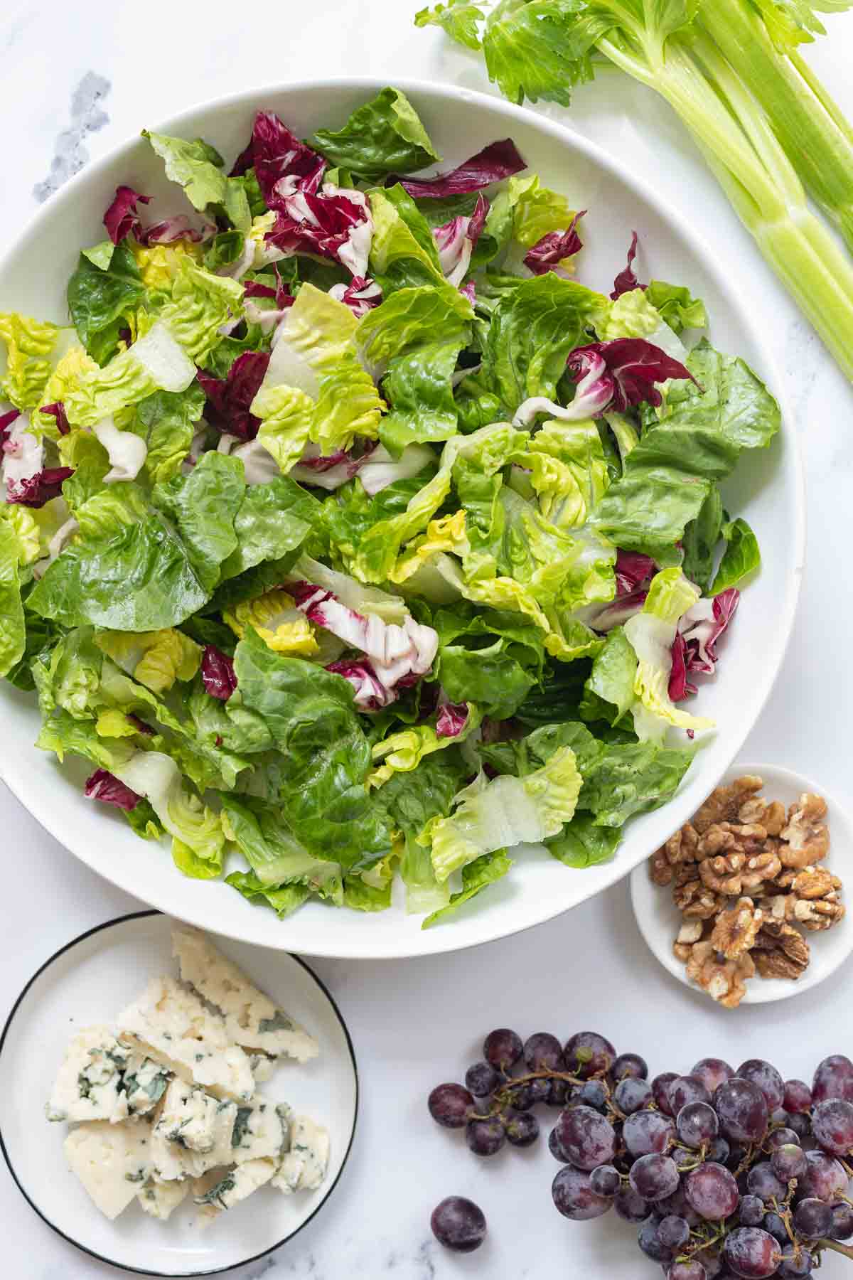 Zutaten für Salat mit Trauben; Walnüsse & Roquefort-Dressing