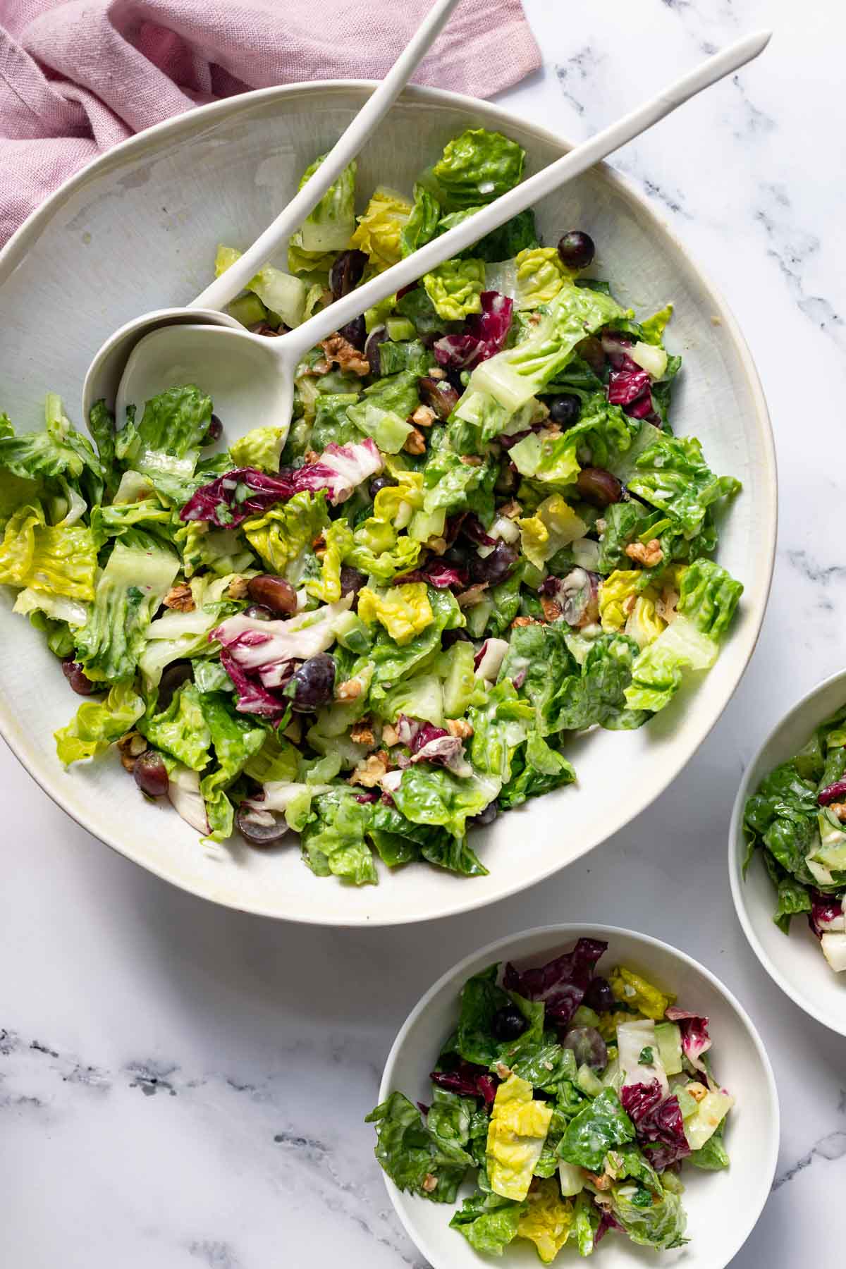 Salat mit Walüsse, Stangensellerie, Trauben & Blue-Cheese-Dressing Rezept