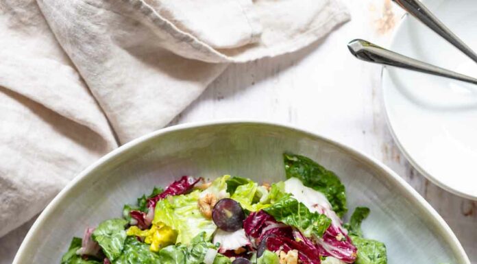 Salat mit Weintrauben & Roquefort-Dressing Rezept
