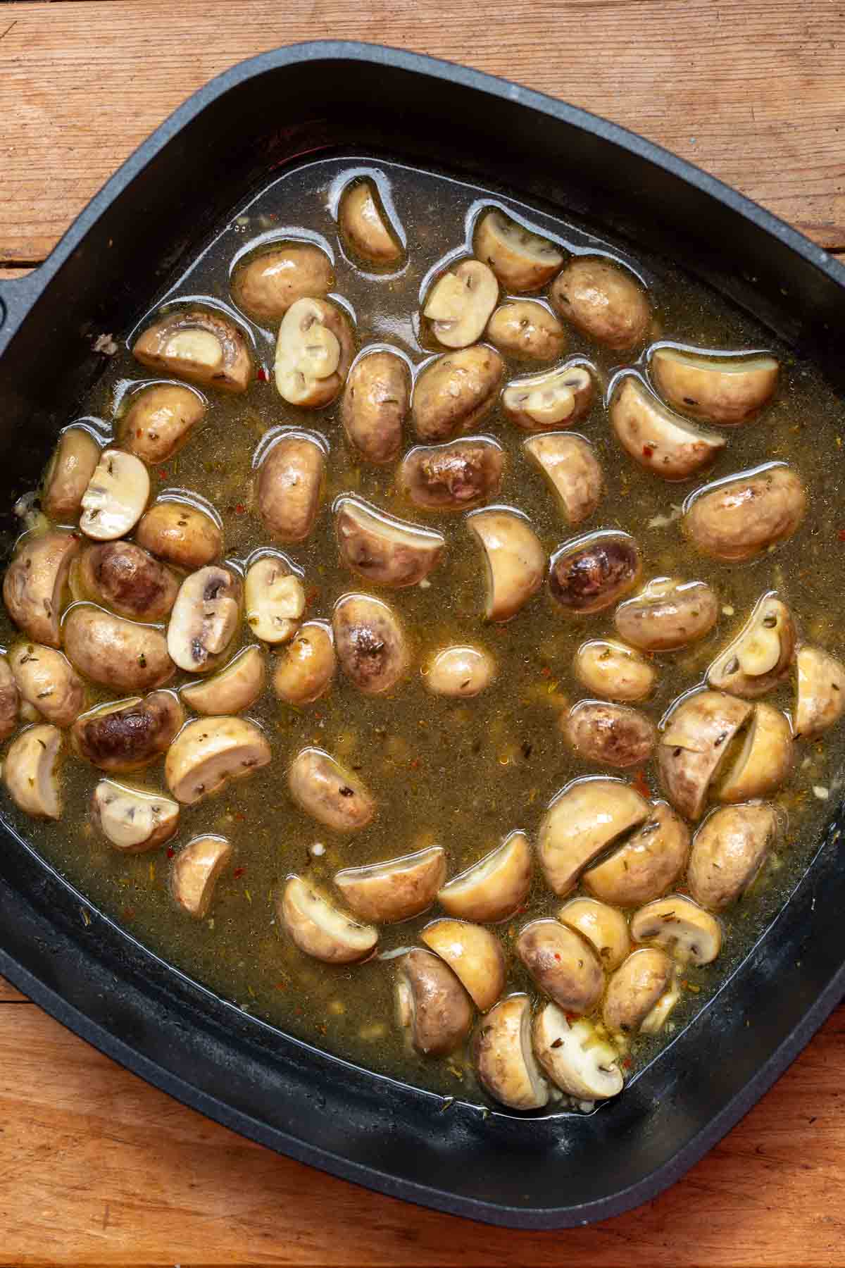 Fertig gekochte Pilze in Pfanne mit Marinade