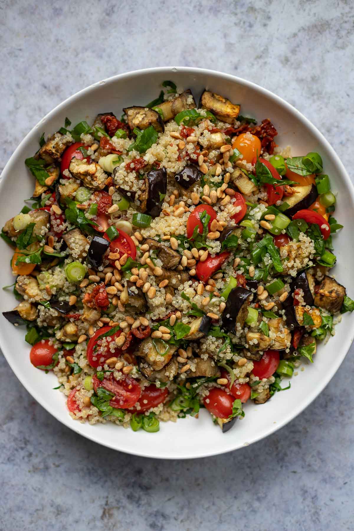 Quinoa-Salat mit gerösteten Auberginen und Cherry-Tomaten