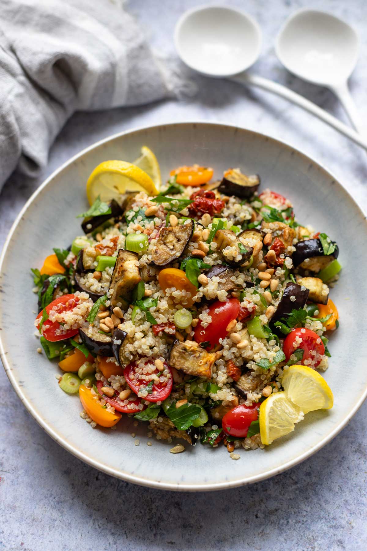 Quinoa-Salat mit gerösteten Auberginen und Cherry-Tomaten