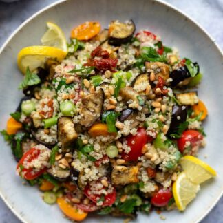 Quinoa-Salat mit gerösteten Auberginen und Cherry-Tomaten