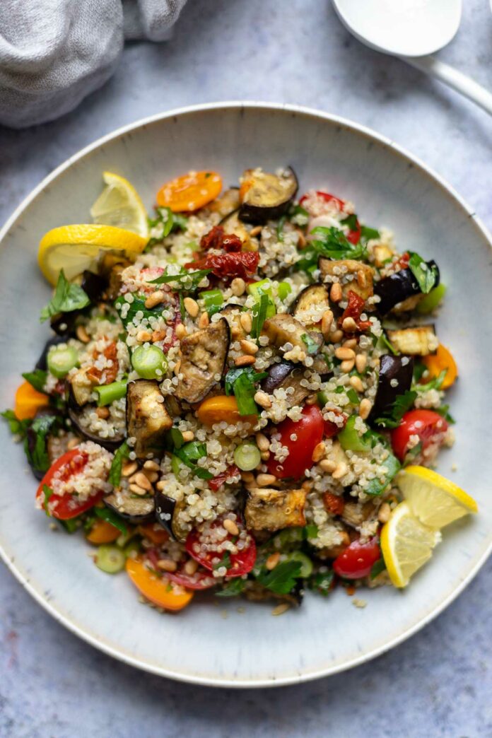 Quinoa-Salat mit gerösteten Auberginen und Cherry-Tomaten