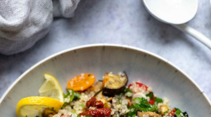 Quinoa-Salat mit gerösteten Auberginen und Cherry-Tomaten