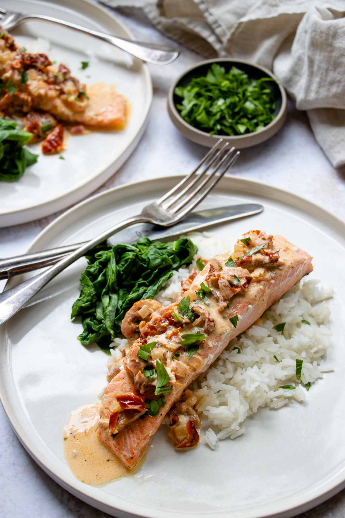 Lachsfilet mit getrockneten Tomaten und Crème Fraîche 