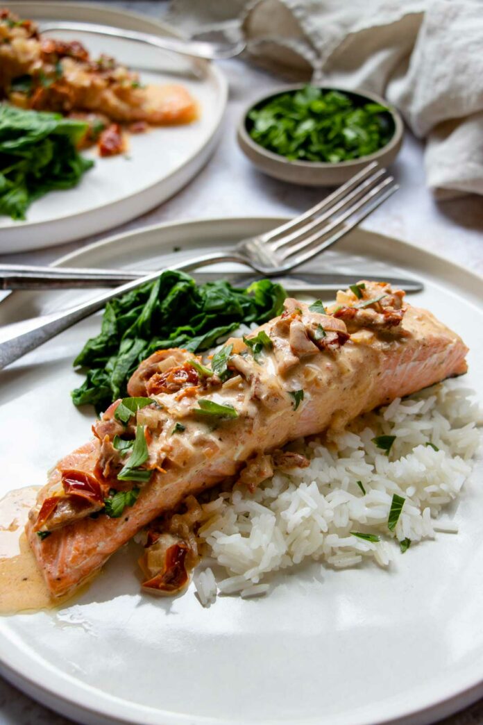 Lachsfilet mit getrockneten Tomaten und Crème Fraîche Rezept 