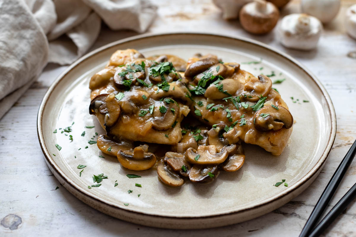 Marsala-Hähnchen Rezept mit Champignons (Hähnchenbrust Marsala)