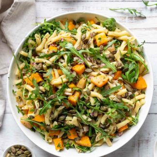 Herbstlicher Nudelsalat mit geröstetem Kürbis und Birne