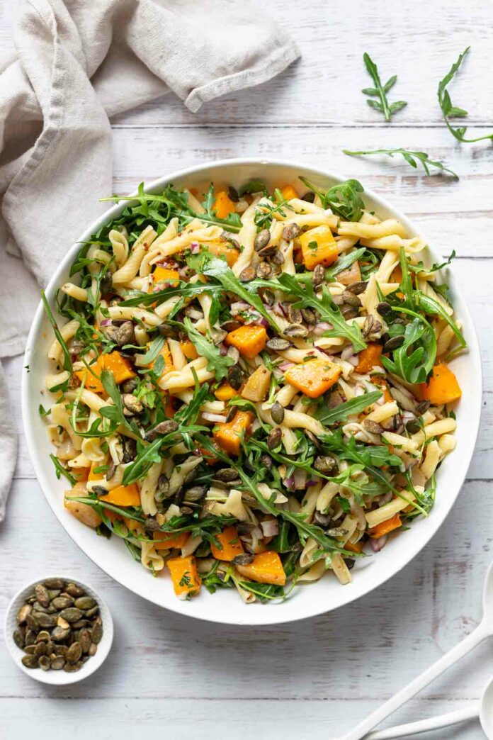 Herbstlicher Nudelsalat mit geröstetem Kürbis und Birne