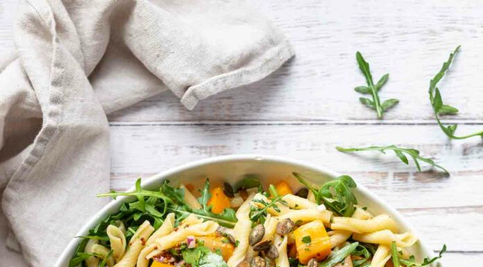 Herbstlicher Nudelsalat mit geröstetem Kürbis und Birne