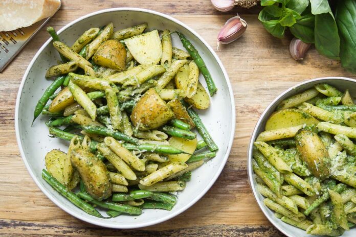 Pasta mit grünen Bohnen, Kartoffeln und Pesto | Rezept | Elle Republic