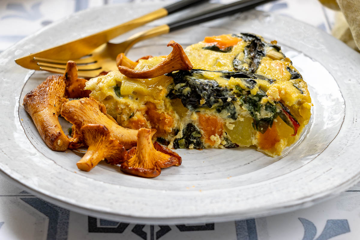 Gemüse Fritatta Rezept mit Süßkartoffeln, Kartoffeln, Lauch, Mangold und Gouda