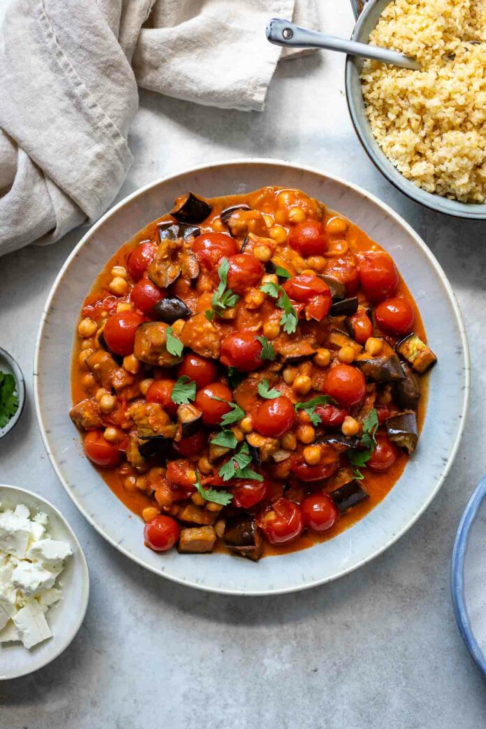 Auberginen-Eintopf Rezept mit Kichererbsen, Tomaten & Harissa