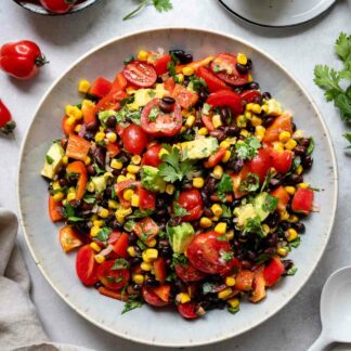 Schwarze Bohnen Salat mit Mais, Avocado, Paprika, Tomaten Rezept 