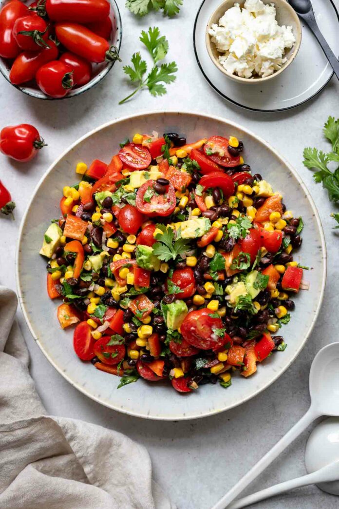 Schwarze Bohnen Salat mit Mais, Avocado, Paprika, Tomaten Rezept 