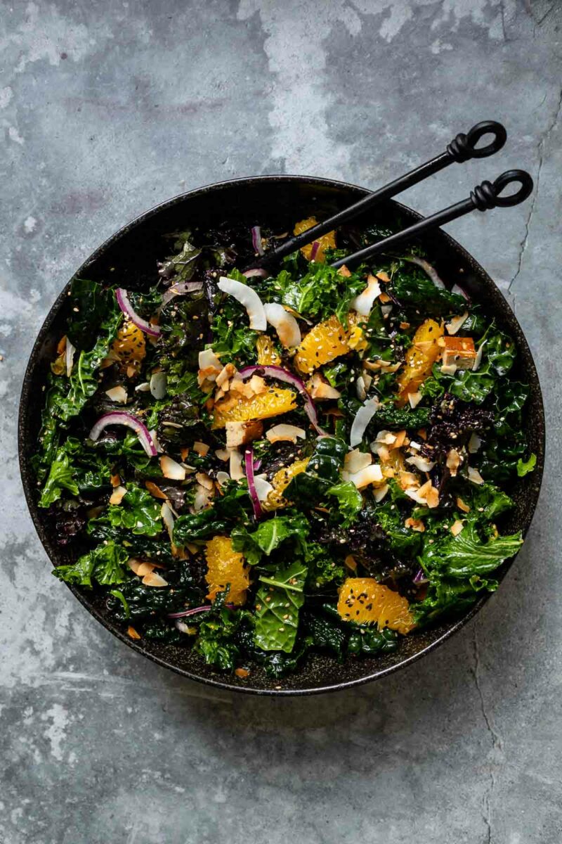 Grünkohlsalat mit Orangen &amp; Kokosnuss | Rezept | Elle Republic