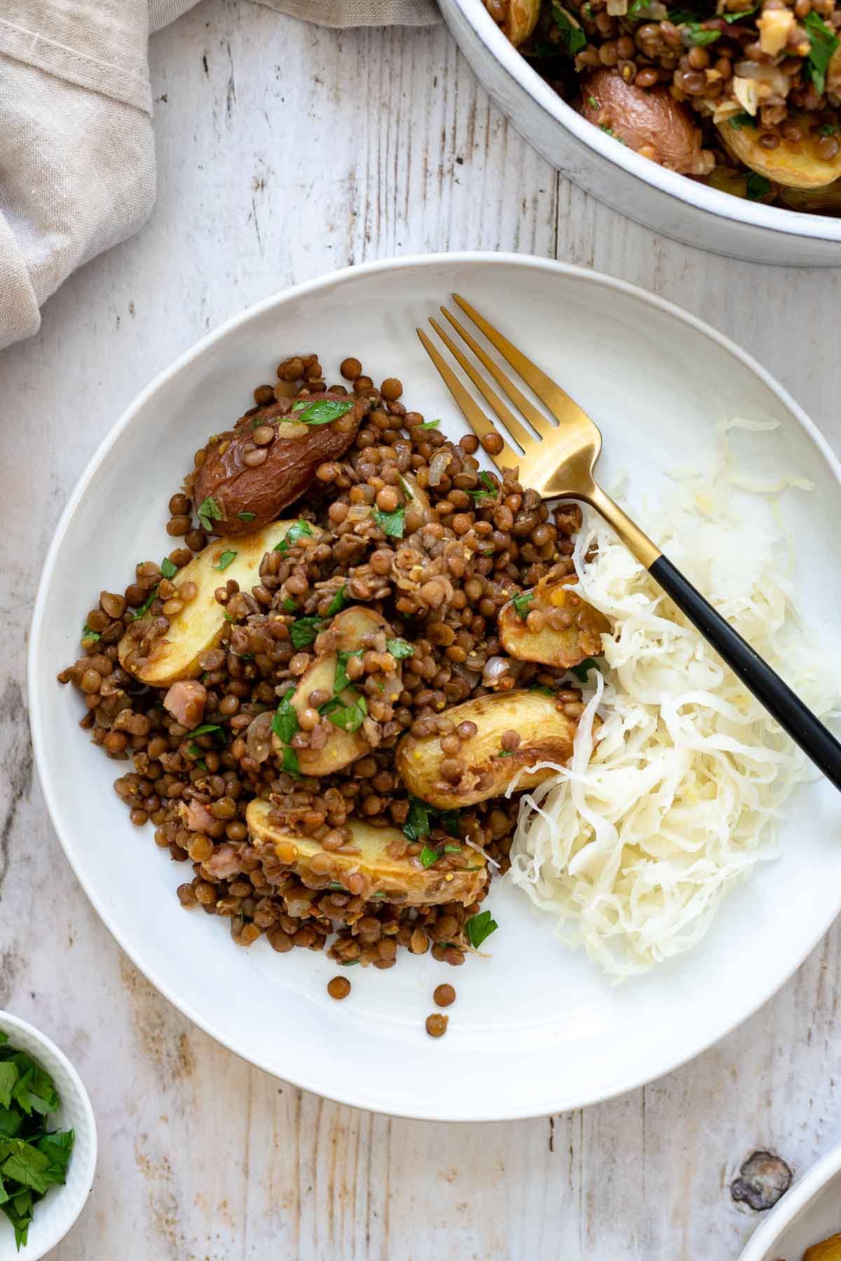 Linsen Kartoffel Salat mit Sauerkraut serviert