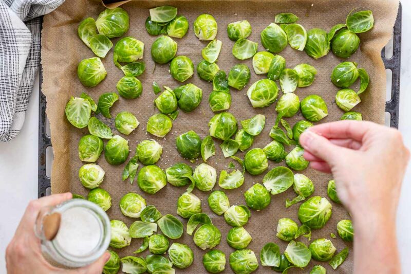 Gerösteter Rosenkohl mit Speck und Datteln | Rezept | Elle Republic