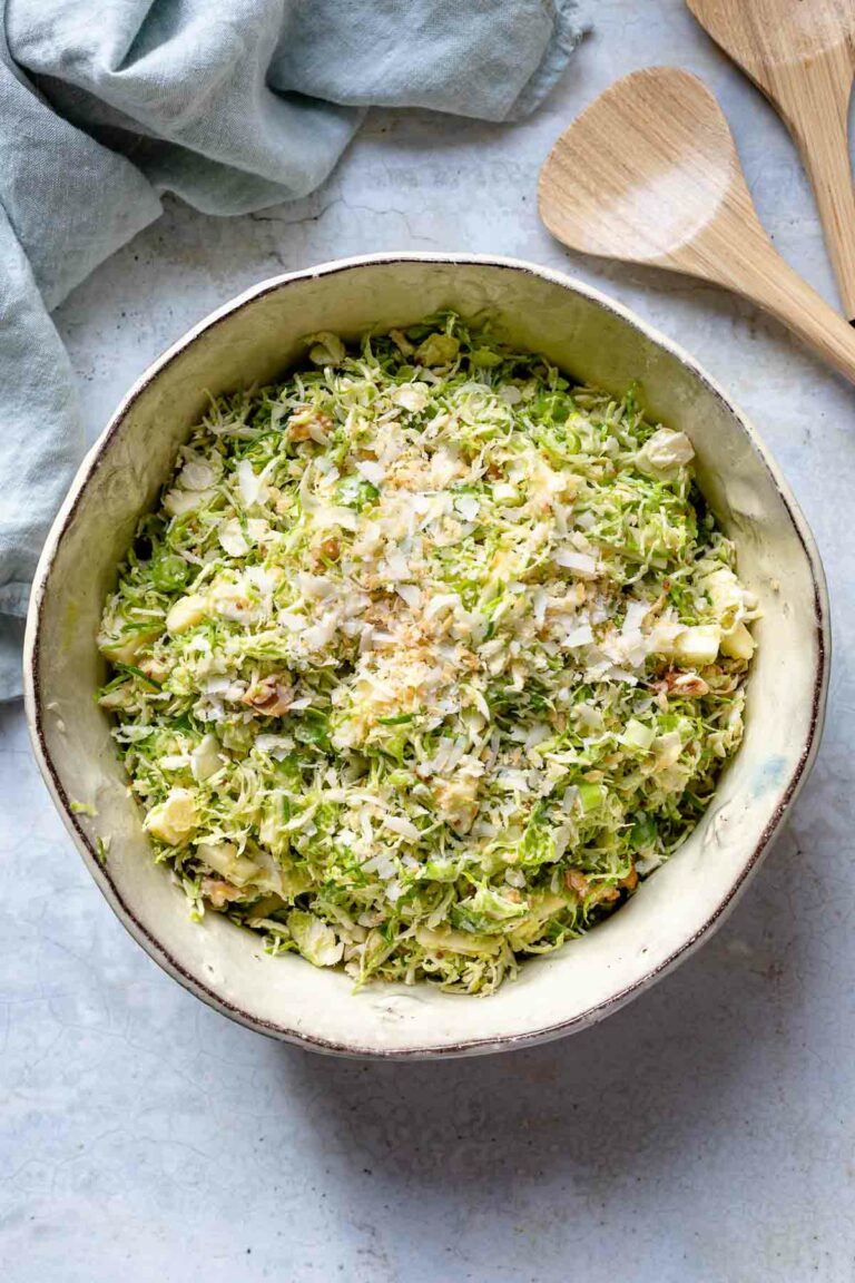 Apfel-Rosenkohlsalat mit Dijon Dressing