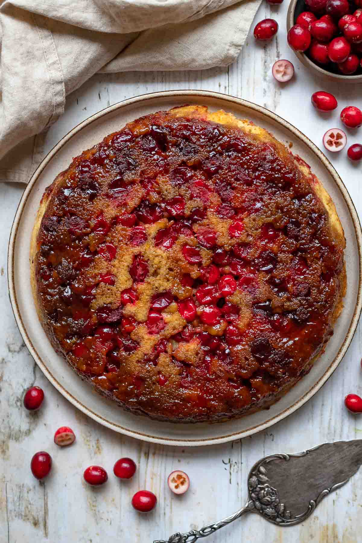 gestürzter Cranberry-Kuchen Rezept in eine Gusseisernpfanne gebacken